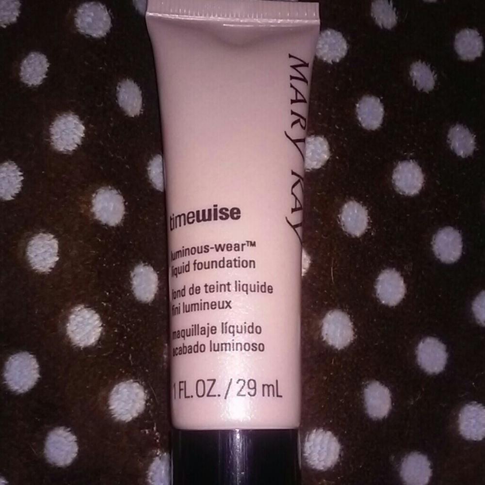 NWOB Mary Kay Luminous Wear Ivory 5